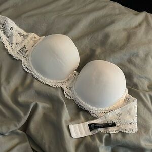 White strapless push up bra